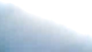 ست سعودية عند شيخ يخلعها ويلعب في كسها وطيزها