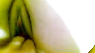 كسها ضيق وساخن ويخبل سكس عربي