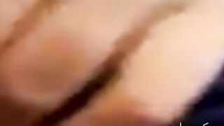 عاهرة عربية في  تظهر بوسها