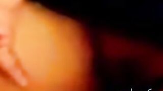 عاهرة عربية في  تظهر بوسها