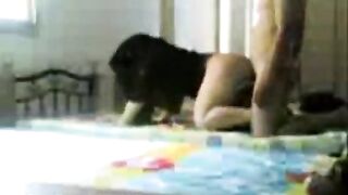 السائق ينيك زوجتى بغرفته هى لابسه النقاب بعد ميفرغ فى كسه ينام على ظهرها الفلم