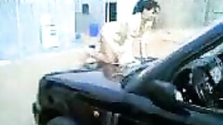 ترقص على كبوت السيارة