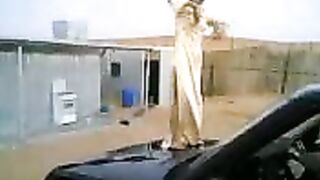 ترقص على كبوت السيارة