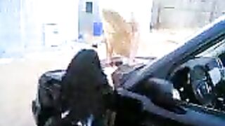 ترقص على كبوت السيارة