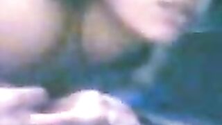 فتاة تنتاك من الطيز