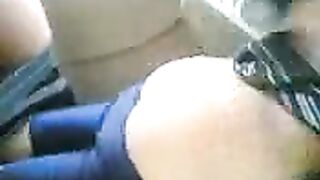 ينيكها في السيارة من طيزها