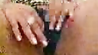 تعرض كسها سيدة السعودية بالإصبع البظر