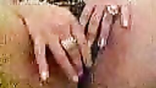 تعرض كسها سيدة السعودية بالإصبع البظر