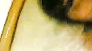 بنت عربية مولعة نار بتمص زوبر حبيبها بجنون في فيلم ناااااار