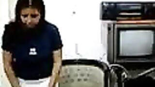 تعرض جسمها وتمارس العادة