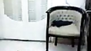 تعرض جسمها وتمارس العادة