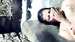 بنات يستحمو في الترعا