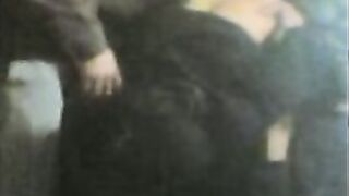 مصرية تنتاك من ثلاثة في الدور