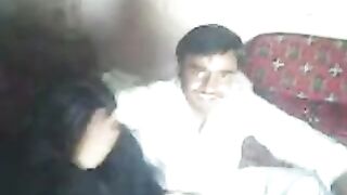 زوجة باكستانية صغيرة وهوا بيجبهم عليها بجنون