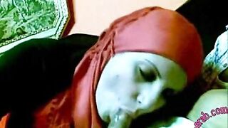 محجبة تركية لابسة احمر تمص الزوبر جامد اوى