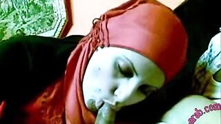 محجبة تركية لابسة احمر تمص الزوبر جامد اوى