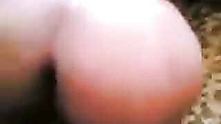 لبوة سعودية تتناك من خرم طيزها على الكنبة