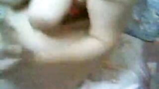 رغم جمال جسمها وجمال كسها تاخذه فى طيزها وبالكريم