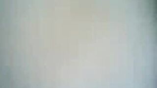 رغم جمال جسمها وجمال كسها تاخذه فى طيزها وبالكريم