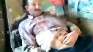 شرموطة تنتاك في حركات كثيرة