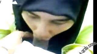 تمص ويجيبهم في فمها