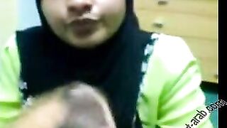 تمص ويجيبهم في فمها