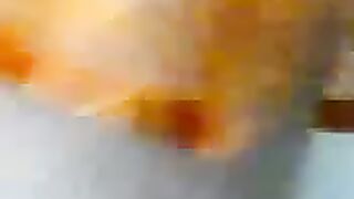 ام كيلوت اصفر تمسك الزب وتحطه فى كسها دمار