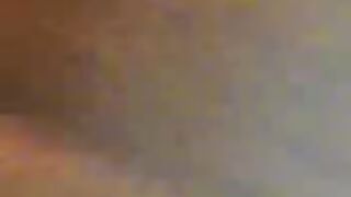 ام كيلوت اصفر تمسك الزب وتحطه فى كسها دمار