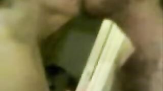 فتاة كويتية محجبة تنتاك وتستحم