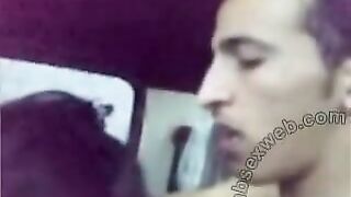 شاب يغصب فتاه على ان تمص زبه بشهاقه