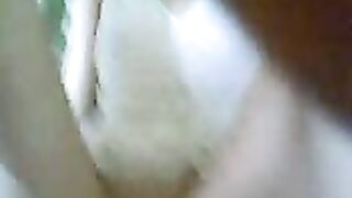 بنت مصرية رافعة رجولها وقادة تتناك في طيزها