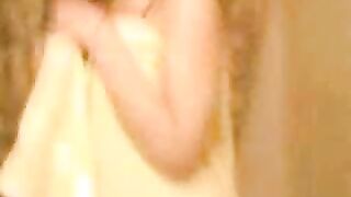 مروة الاماراتية تمارس الجنس مع واحد مقنع وصديقه يصورهم