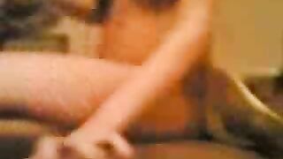 مروة الاماراتية تمارس الجنس مع واحد مقنع وصديقه يصورهم