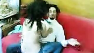 يلعب مع الشرموطة وصاحبه يصور