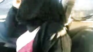 سعودية ترقص وتعرض بزازها في السيارة