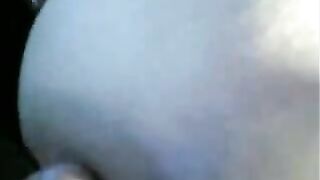 سعودية ترقص وتعرض بزازها في السيارة