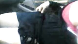 سعودية ترقص وتعرض بزازها في السيارة