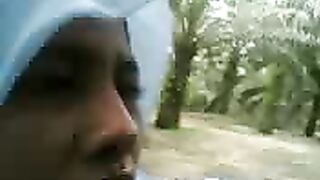 ننيك علني لمحجبة وسط الغابة