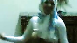 مصرية محجبة ترقص وتعرض جسمها مثل الشرموطة