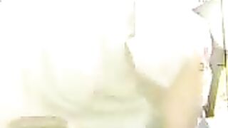 تتناك على الدراجة النارية في مكان عام