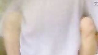 تتناك على الدراجة النارية في مكان عام