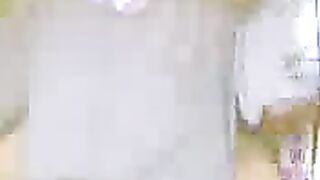 تتناك على الدراجة النارية في مكان عام