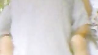 تتناك على الدراجة النارية في مكان عام