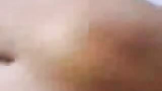 بنت فى حمام المدرسه تقلع وتعرض صدرها وكسها وطيزها وصحبتها تصورها بالصور