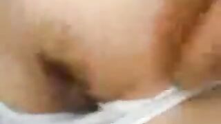 بنت فى حمام المدرسه تقلع وتعرض صدرها وكسها وطيزها وصحبتها تصورها بالصور