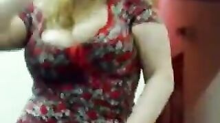 بنت راقصة عربية مشهورة